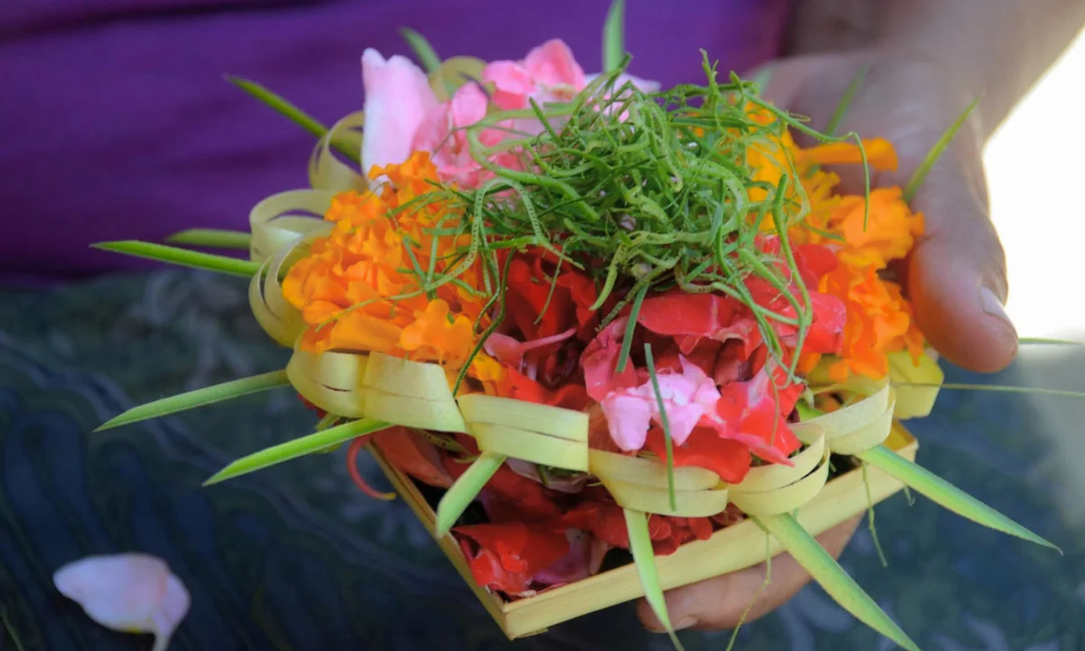 バリの供物作り