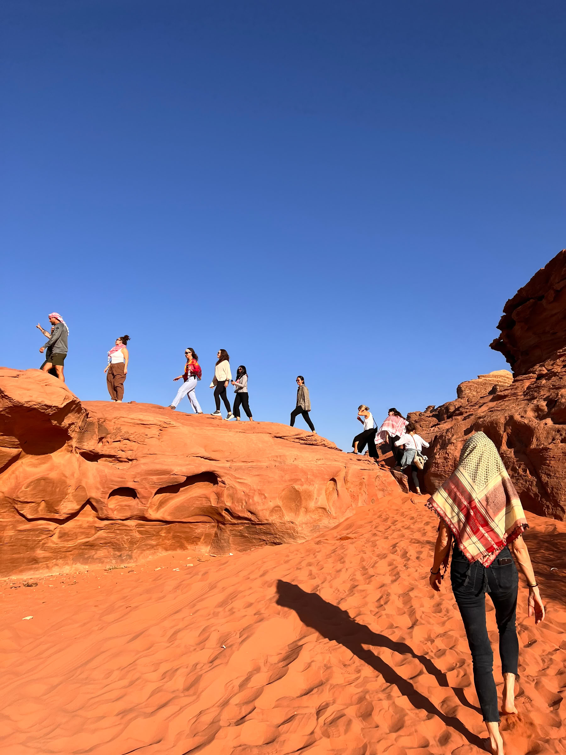 ヨルダンのワディ・ラムでのラクダトレッキング：時を旅する旅