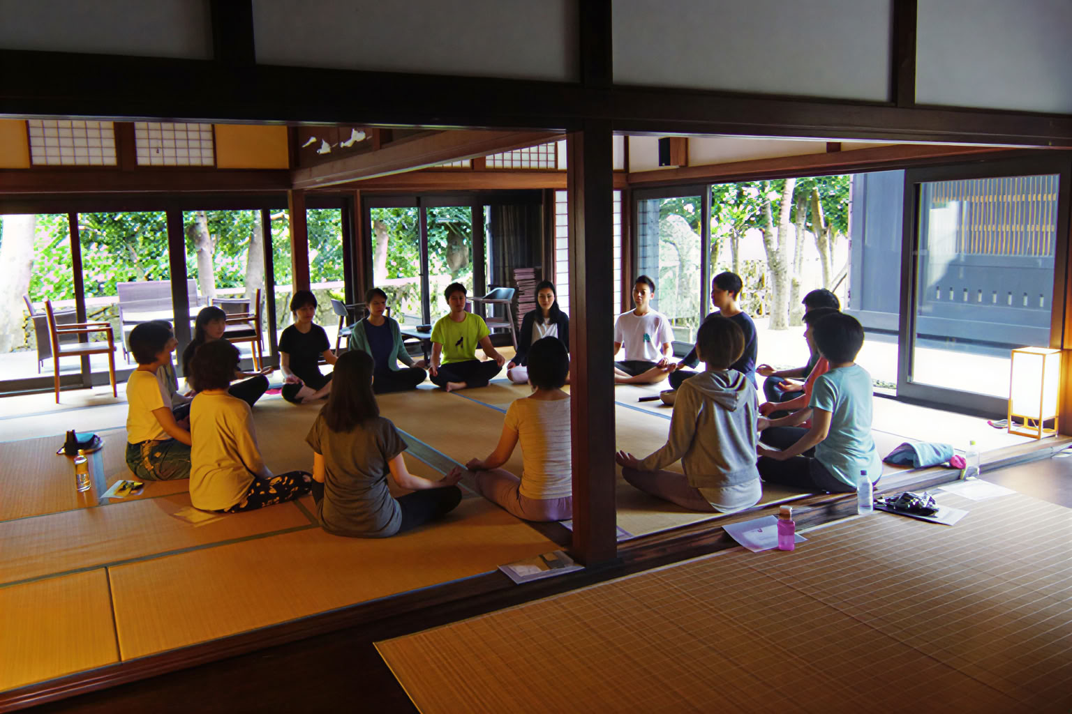 静かなマインドフルネス瞑想とヨガのリトリート