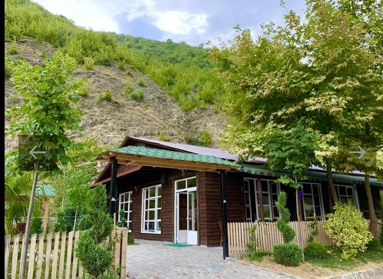 滝のエネルギー：豊かな山の風景の中でリチャージし、再びつながる