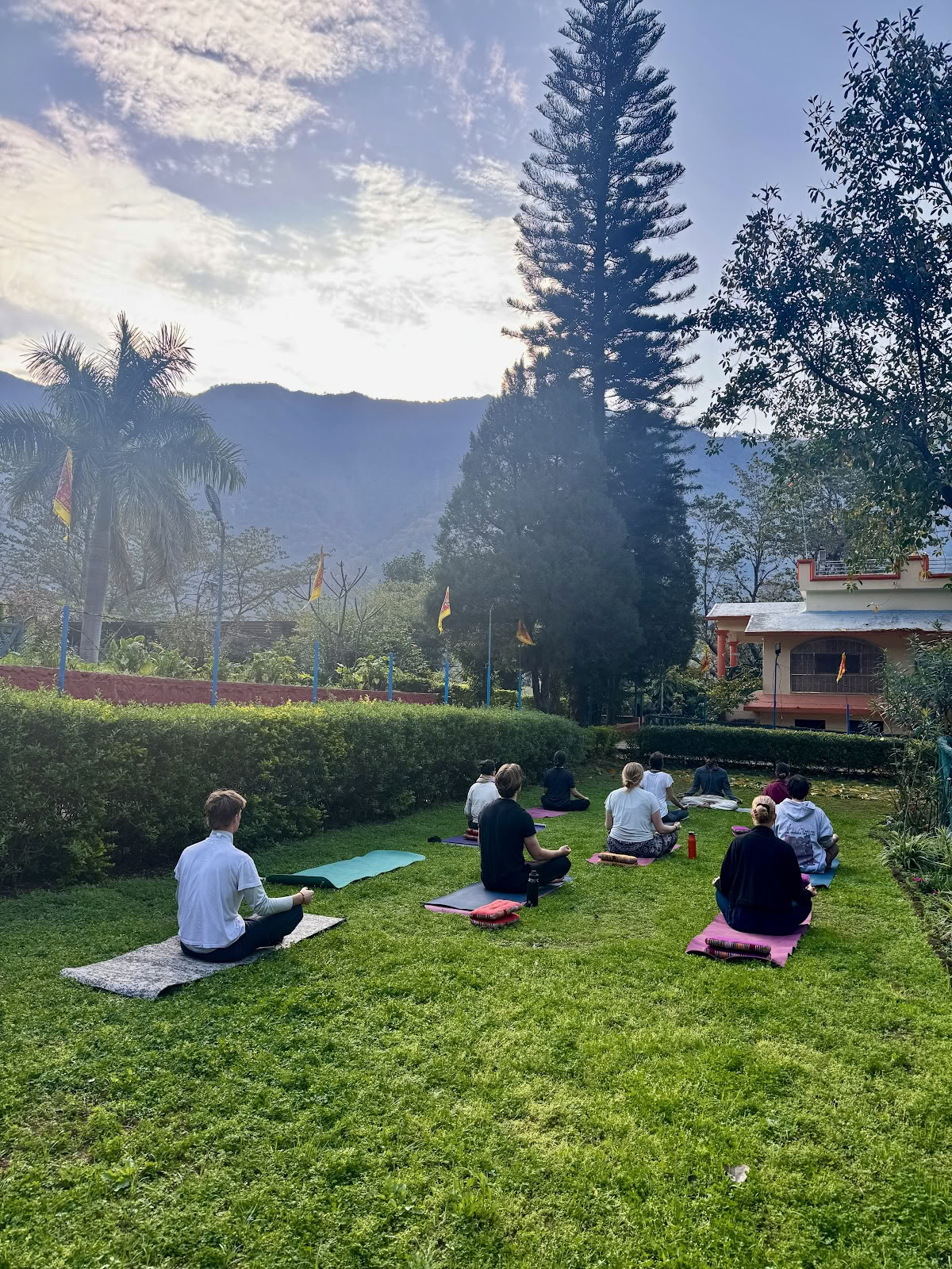 Abhyasa Yogmathïœã€ã³ãã»ãªã·ã±ã·ã¥ã«ããäŒçµ±çãªãšã¬ãšçæ³ã®ã¢ã·ã¥ã©ã