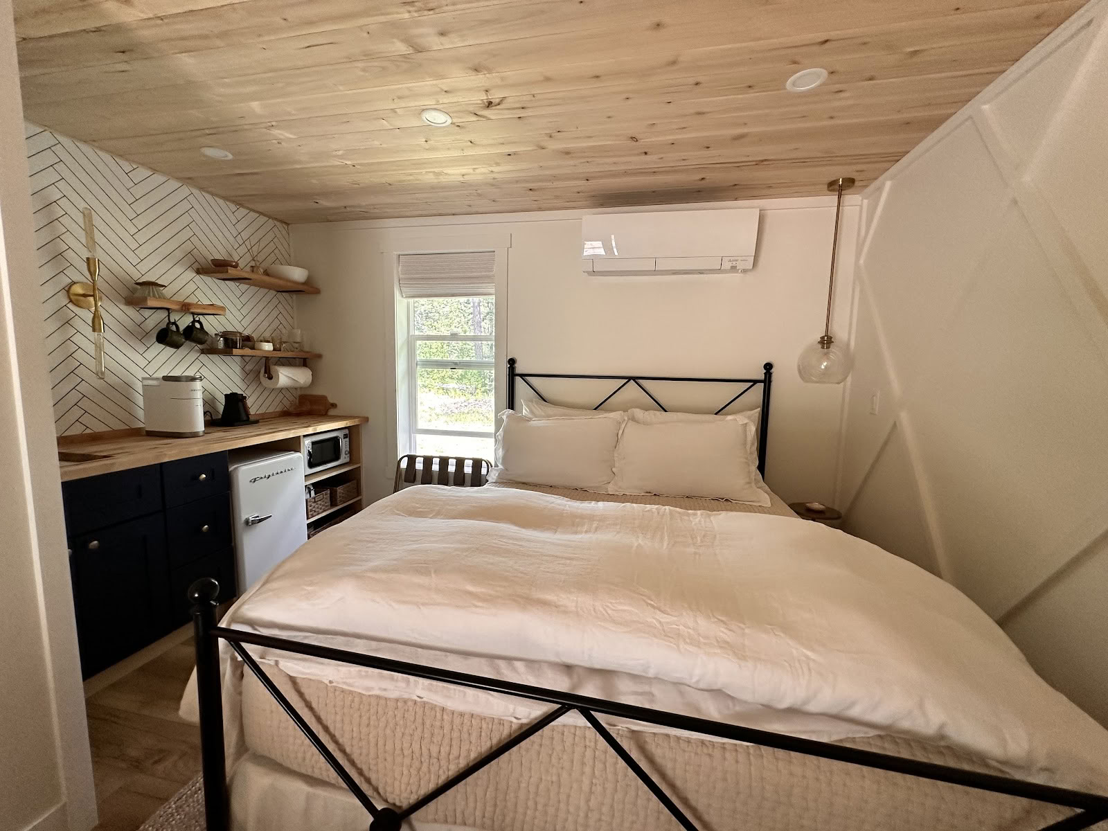 å±±ã®äžè
¹ã®å®¿æ³æœèšãšãªããªãŒã
