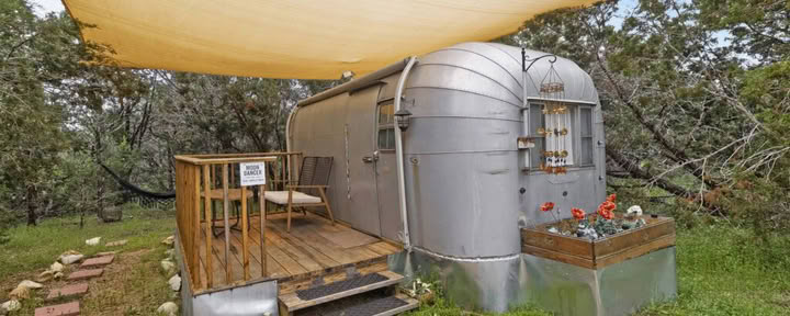 Private Moon Dancer Vintage Trailer Accommodation