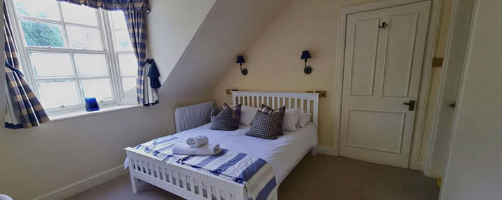 King size bed ensuite with shower, garden view (upstairs)