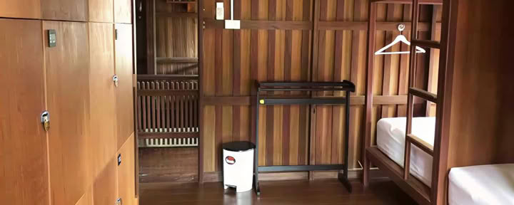 エアコン完備の6ベッドルームホステルのシングルベッド